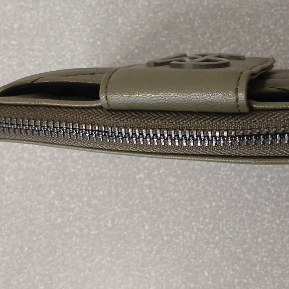 Steve Madden Wristlet - Picture 2 of 2